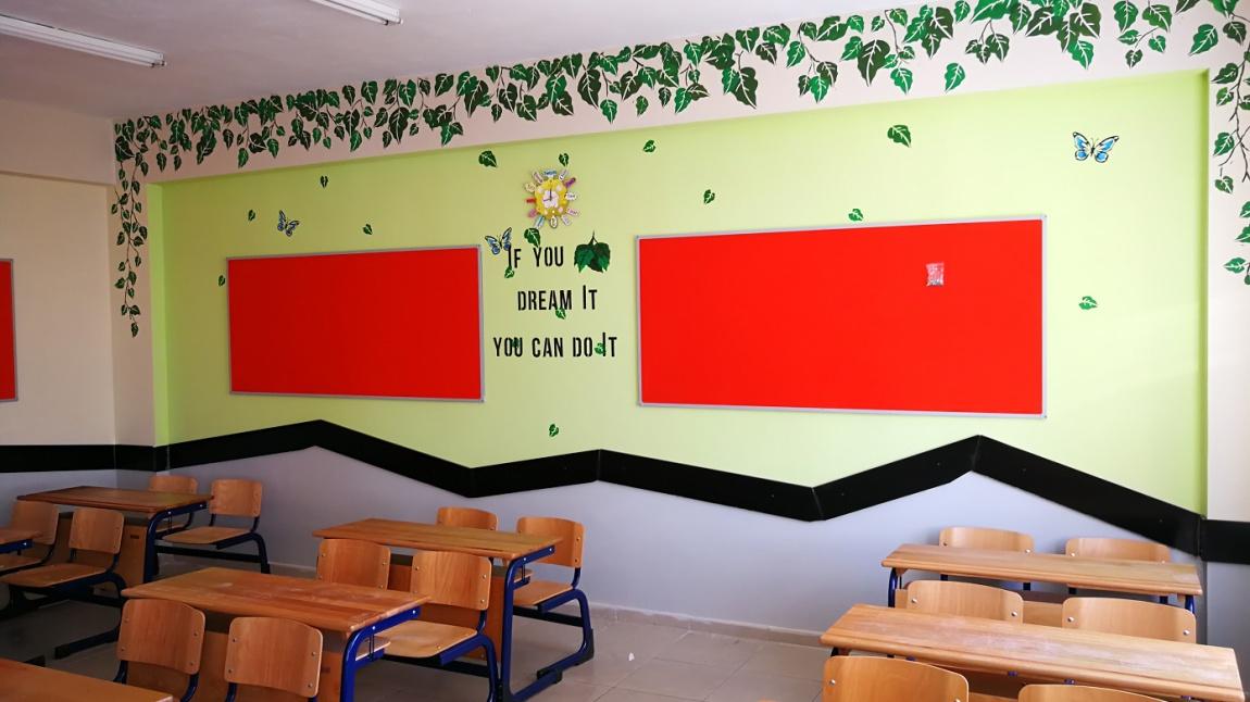 Okulumuz öğretmenleri tarafından Sosyal Sorumluluk Projeleri kapsamında Cengiz Topel İmam Hatip Ortaokulu Yabancı Dil Sınıfında dekorasyon, tamir ve onarım işlemleri gerçekleştirildi.